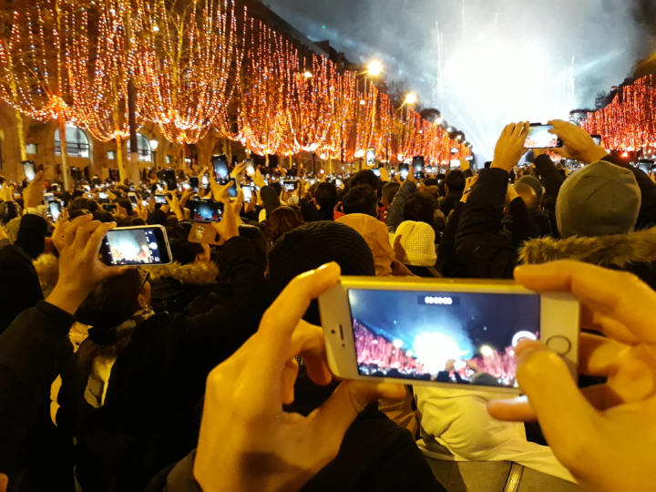 touristes sur Les Champs-Élysées